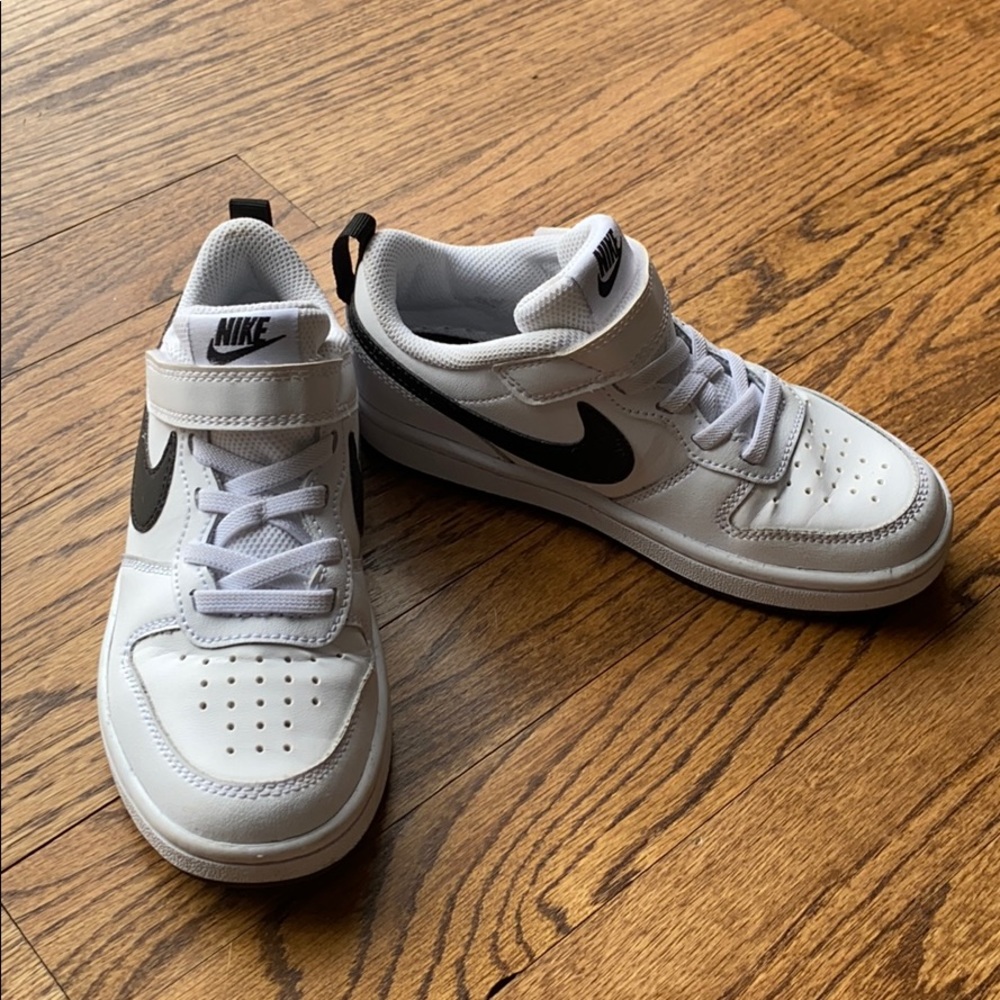 Nike boys Court Borough Low Top Sneaker